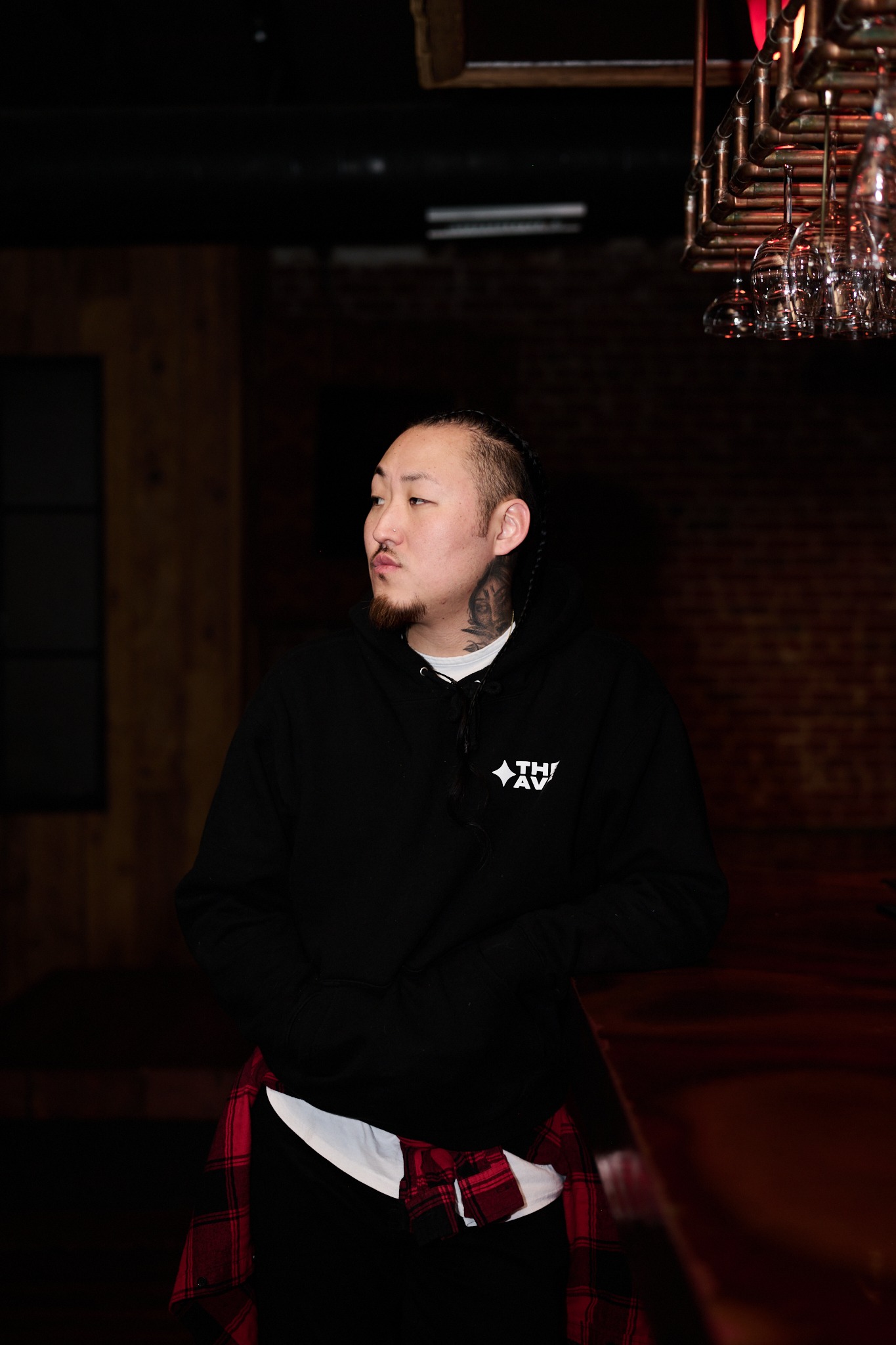 inSu in a black hoodie at a bar
